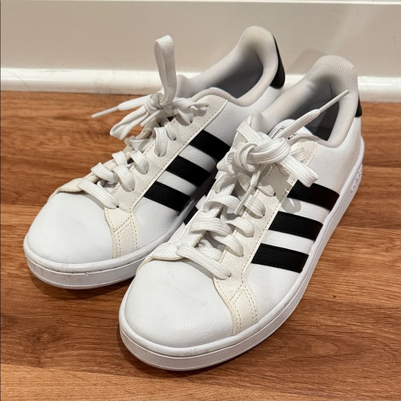 Adidas Classic Black and White Cloud comfort - Picture 1 of 4
